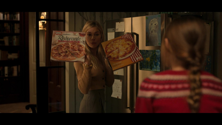 Dr. Oetker Ristorante Pizza Held by Sienna Miller as Sophie Whitehouse in Anatomy of a Scandal S01E01 (2022)