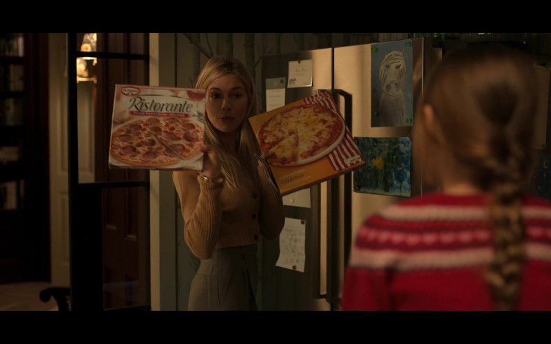Dr. Oetker Ristorante Pizza Held by Sienna Miller as Sophie Whitehouse in Anatomy of a Scandal S01E01 (2022)
