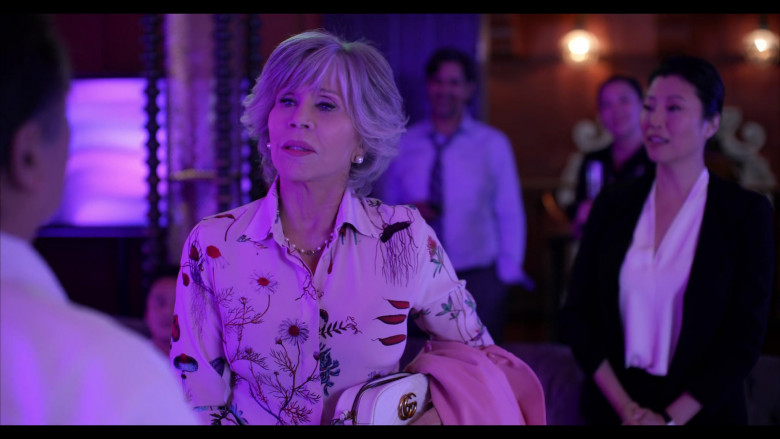 Gucci White Bag of Jane Fonda as Grace Hanson in Grace and Frankie S07E15 The Fake Funeral (2022)