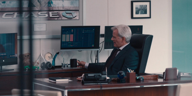HP Monitor in WeCrashed S01E07 The Power of We (2022)