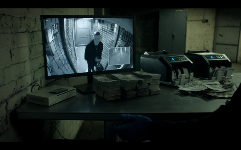 LG Monitor in Power Book IV Force S01E09 Trust (2022)