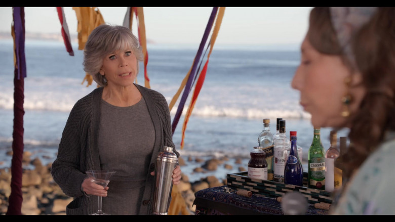 Lakewood Organic Pure Cranberry Juice, Ketel One Vodka, Tŷ Nant Natural Mineral Water, Carpano Dry Vermouth in Grace and Frankie S07E16 The Beginning (2022)
