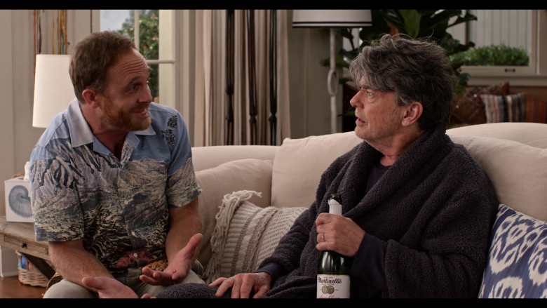 Martinelli's Gold Medal Sparkling Cider in Grace and Frankie S07E07 (3)