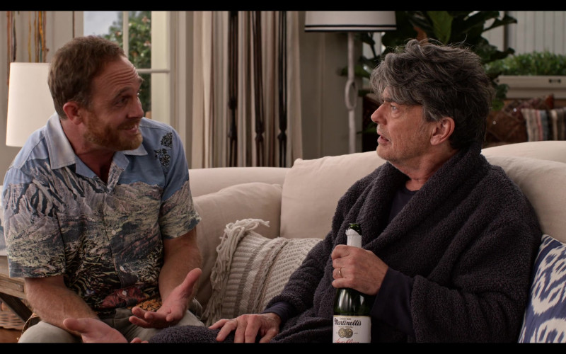 Martinelli's Gold Medal Sparkling Cider in Grace and Frankie S07E07 (3)