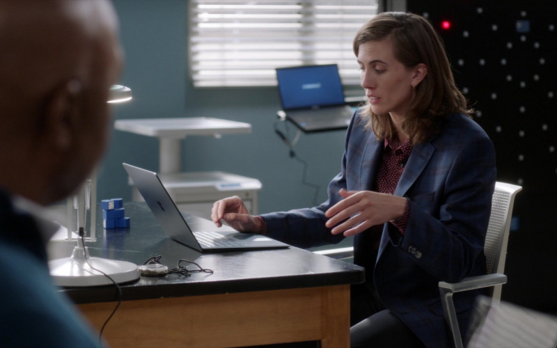 Microsoft Surface Laptop in Grey’s Anatomy S18E15 Put It to the Test (2022)