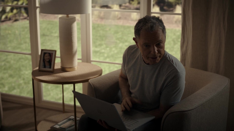 Microsoft Surface Laptop in The Resident S05E20 Fork in the Road (2)