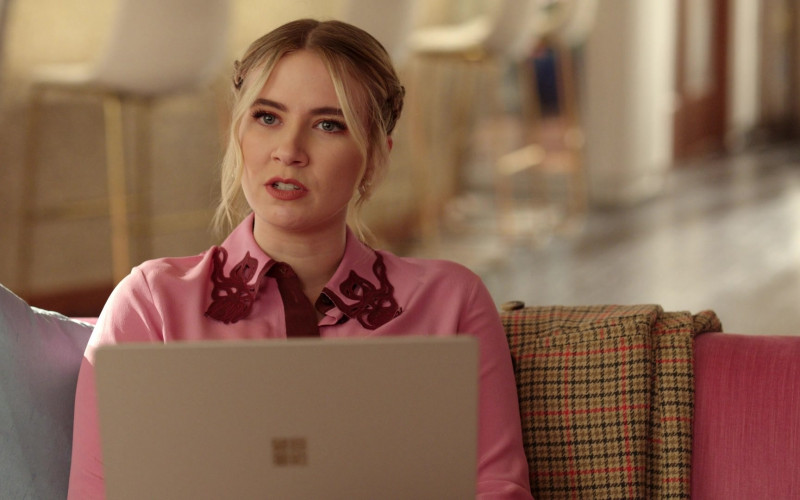 Microsoft Surface Laptop of Eliza Bennett as Amanda Carrington in Dynasty S05E07 A Real Actress Could Do It (5)