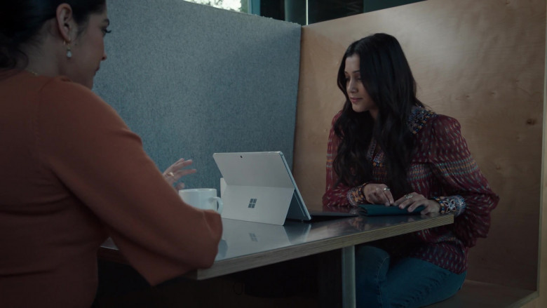Microsoft Surface Tablet in The Resident S05E17 The Space Between (2022)
