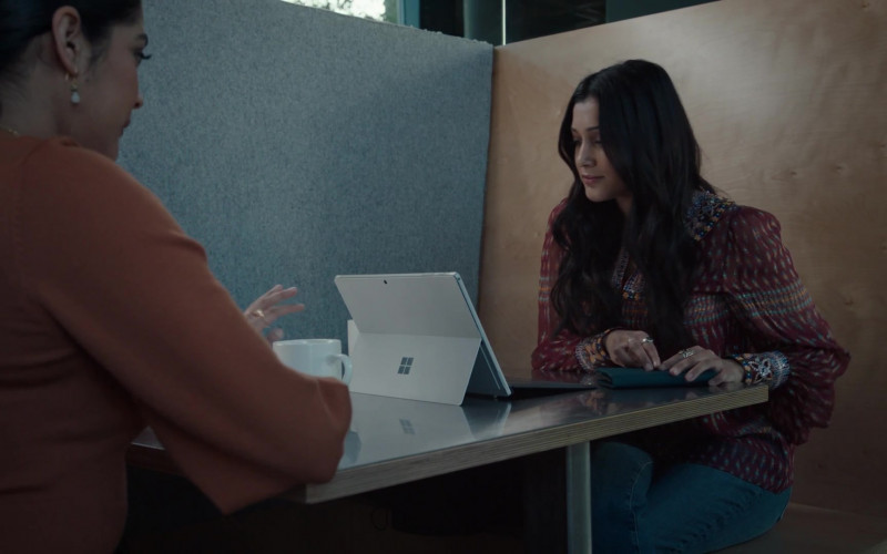 Microsoft Surface Tablet in The Resident S05E17 The Space Between (2022)