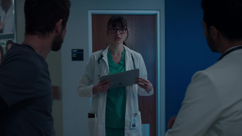 Microsoft Surface Tablet in The Resident S05E19 All We Have Is Now (2)
