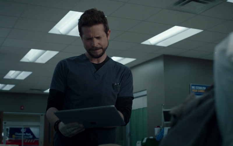 Microsoft Surface Tablets in The Resident S05E20 Fork in the Road (1)