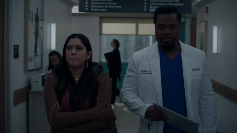 Microsoft Surface Tablets in The Resident S05E20 Fork in the Road (3)