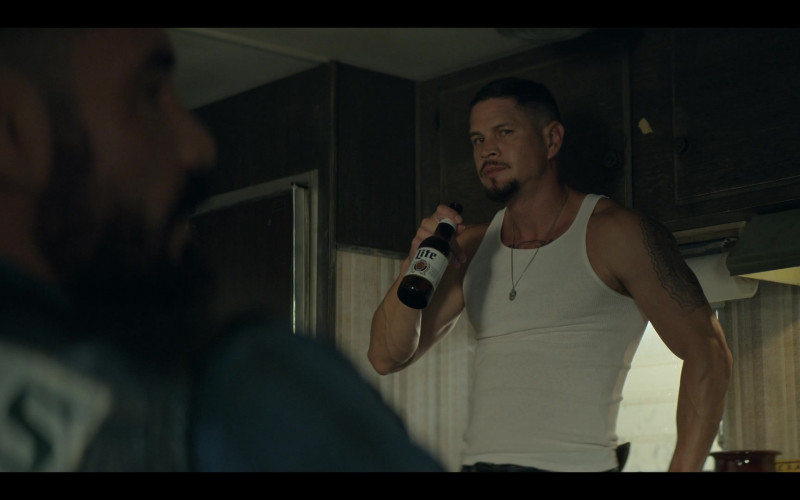 Miller Lite Beer Enjoyed by Cast Members in Mayans M.C. S04E02 Hymn Among the Ruins 2022 (3)