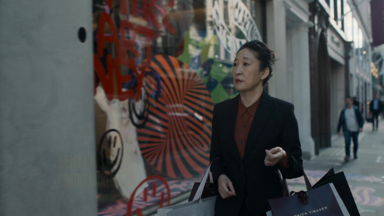 Monica Vinader Paper Bag Held by Sandra Oh as Eve Polastri in Killing Eve S04E07 Making Dead Thing Look Nice (2022)