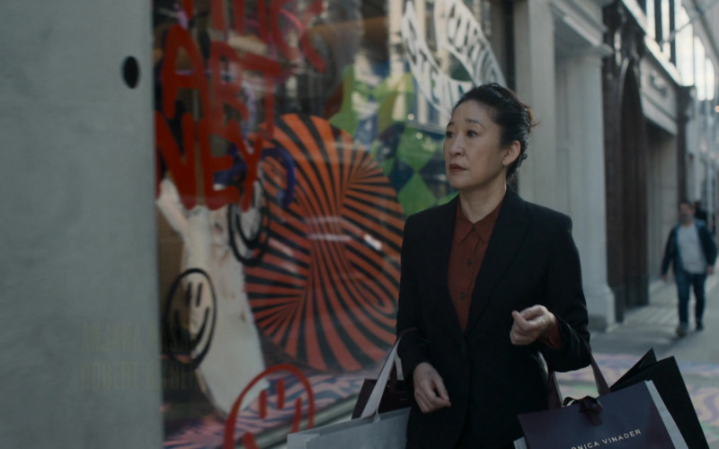 Monica Vinader Paper Bag Held by Sandra Oh as Eve Polastri in Killing Eve S04E07 Making Dead Thing Look Nice (2022)
