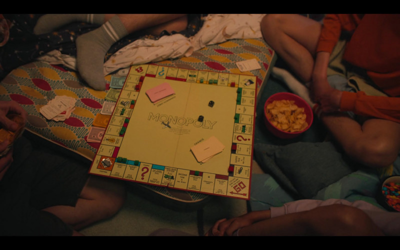 Monopoly Board Game in Heartstopper S01E05 "Friend" (2022)