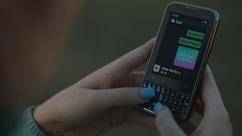 Motorola x Sprint Mobile Phone in The Girl from Plainville S01E04 Can’t Fight This Feeling (2022)