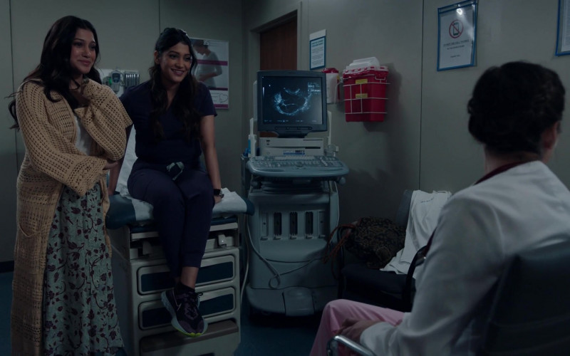 Nike Women’s Sneakers in The Resident S05E19 All We Have Is Now (2022)