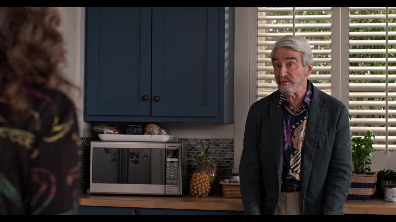 Panasonic Microwave Oven in Grace and Frankie S07E11 The Horrible Family (2022)