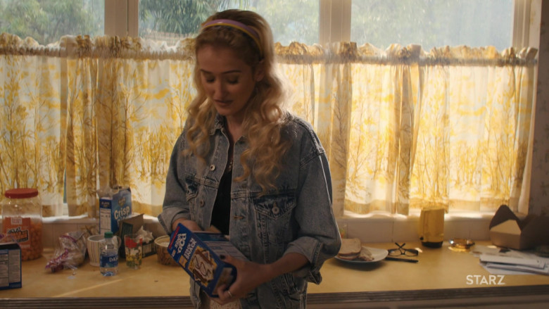 Pop-Tarts Toaster Pastries and Dasani Water Bottle in Shining Vale S01E06 Chapter Six Whispering Hope (2022)
