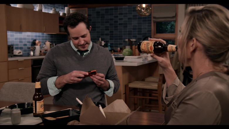 Shiner Bock Beer Enjoyed by Peter Cambor as Barry and June Diane Raphael as Brianna Hanson in Grace and Frankie S07E14 The Paprikash (3)