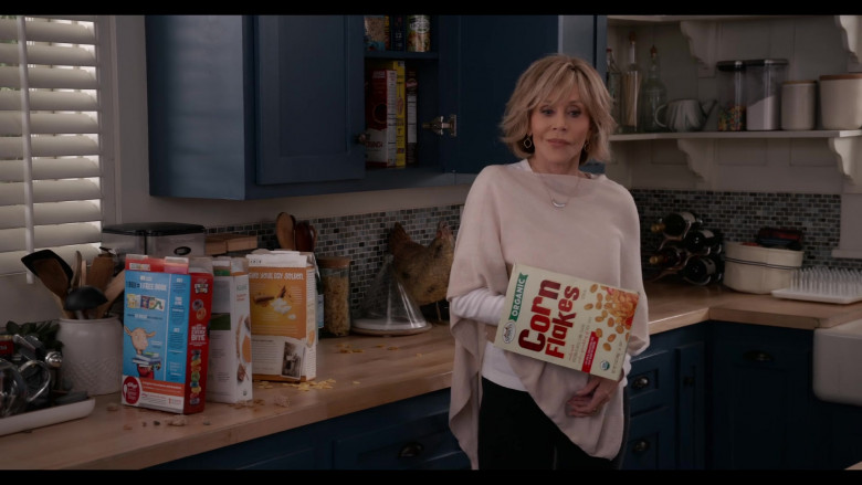 Sprouts Farmers Market Corn Flakes, Kellogg’s Froot Loops Cereal, Kashi in Grace and Frankie S07E01 The Roomies (2021)