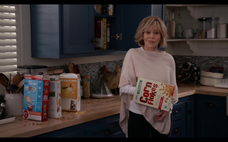 Sprouts Farmers Market Corn Flakes, Kellogg's Froot Loops Cereal, Kashi in Grace and Frankie S07E01 The Roomies (2021)
