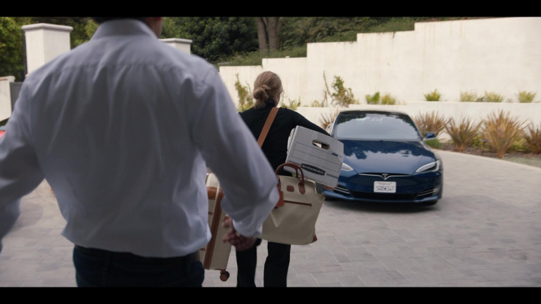 Tesla Model S Blue Car of Amanda Seyfried as Elizabeth Holmes in The Dropout S01E08 Lizzy (1)