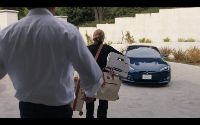 Tesla Model S Blue Car of Amanda Seyfried as Elizabeth Holmes in The Dropout S01E08 Lizzy (1)
