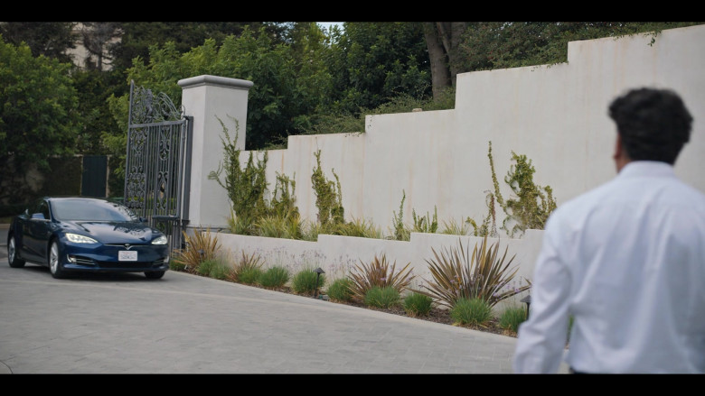 Tesla Model S Blue Car of Amanda Seyfried as Elizabeth Holmes in The Dropout S01E08 Lizzy (2)