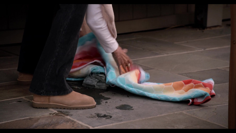 Ugg Women's Boots in Grace and Frankie S07E01 The Roomies (2021)