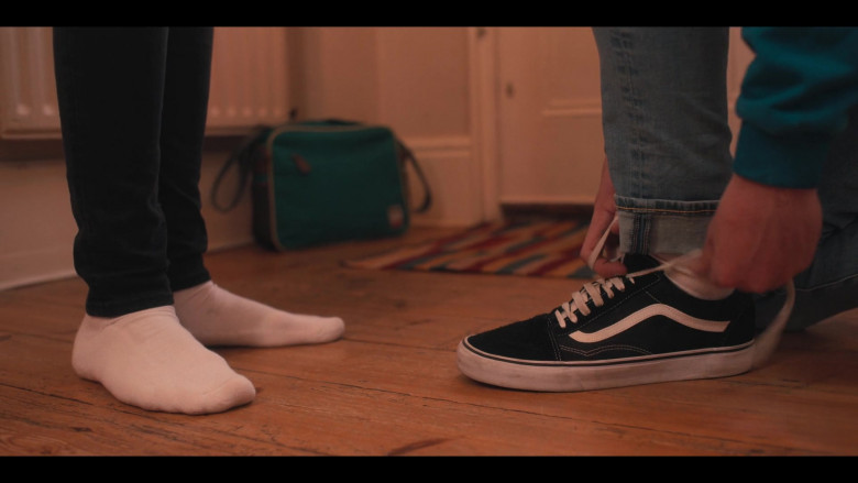 Vans Sneakers in Heartstopper S01E06 Girls (2022)