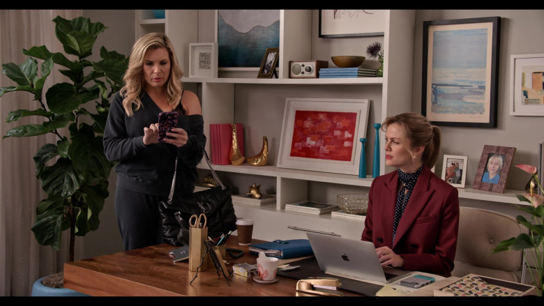 YSL Handbag of June Diane Raphael as Brianna Hanson and Apple MacBook Laptop in Grace and Frankie S07E09 The Prediction (2022)