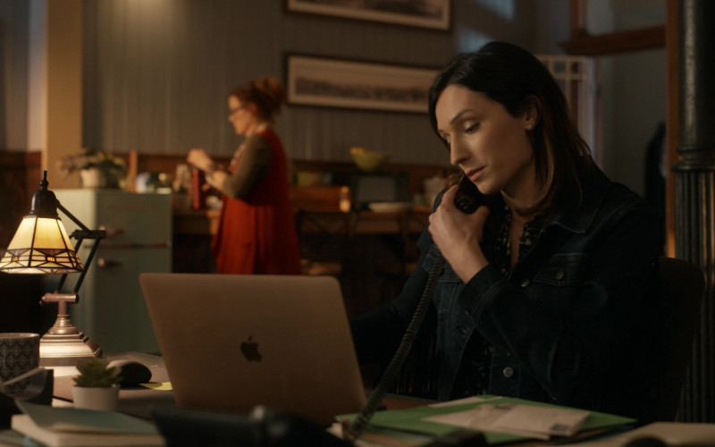 Apple MacBook Laptop Computer Used by Jesse James Keitel as Jerrie Kennedy in Big Sky S02E16 Keys to the Kingdom (1)