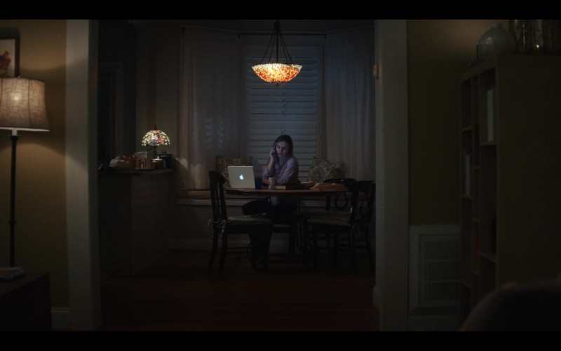 Apple MacBook Laptop Computer in The Staircase S01E06 Red in Tooth and Claw (2022)
