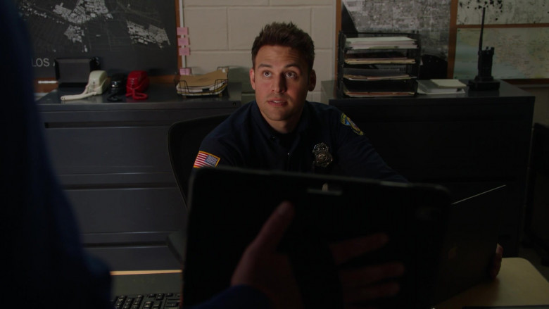 Apple MacBook Laptop in 9-1-1 S05E16 May Day (1)