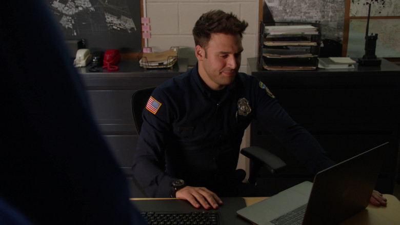 Apple MacBook Laptop in 9-1-1 S05E16 May Day (2)