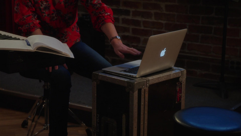 Apple MacBook Laptop in Girls5eva S02E04 Can't Wait 2 Wait (2022)