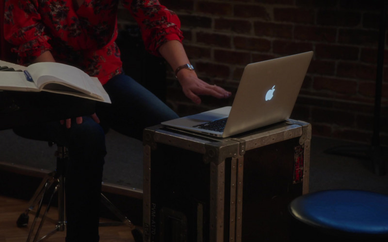 Apple MacBook Laptop in Girls5eva S02E04 Can’t Wait 2 Wait (2022)