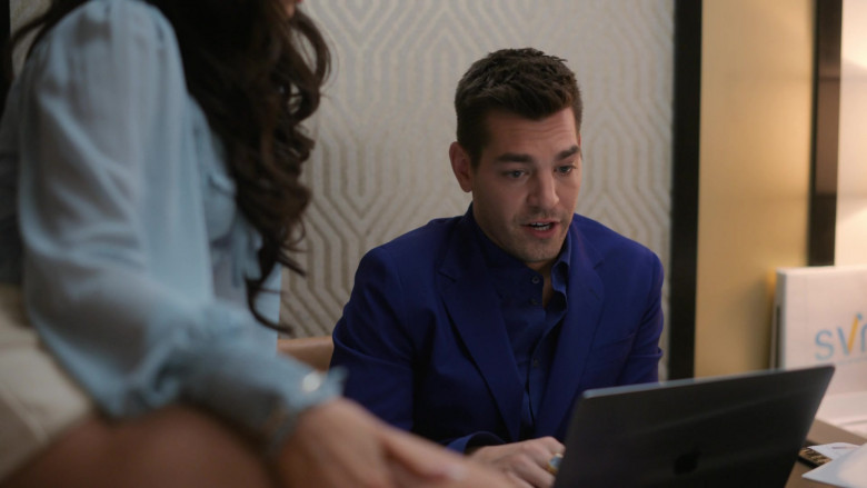 Apple MacBook Laptop in I Love That for You S01E06 Crystal Buddiez (2)