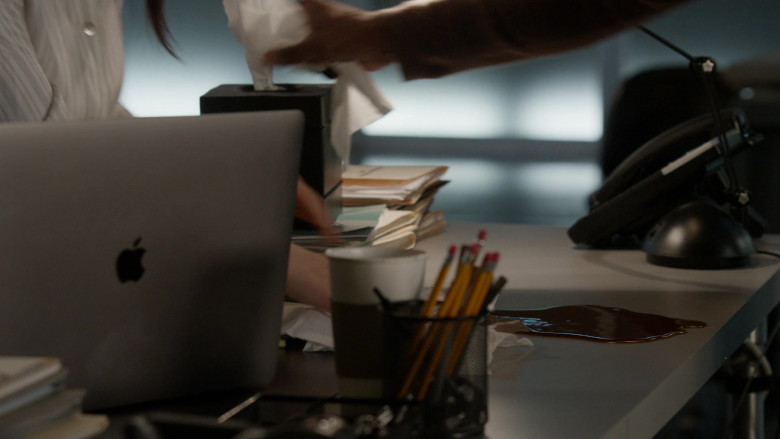 Apple MacBook Laptop in The Blacklist S09E19 The Bear Mask (1)