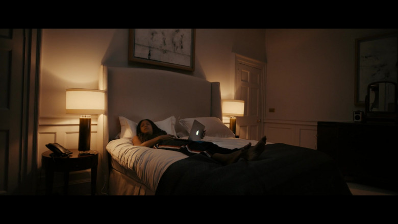 Apple MacBook Laptop in The Man Who Fell to Earth S01E04 Under Pressure (2022)