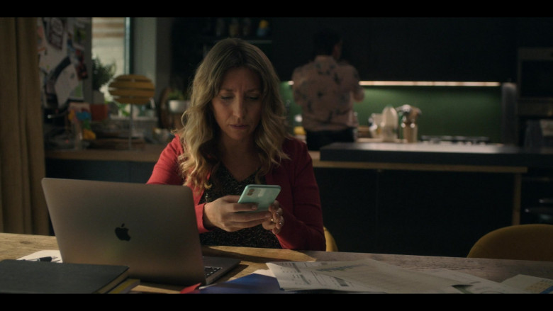 Apple MacBook Laptop of Daisy Haggard as Ally in Breeders S03E02 No Worries (2022)