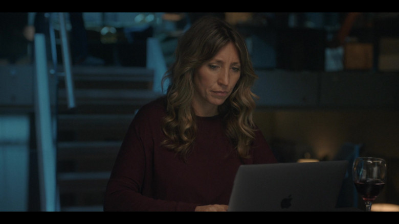 Apple MacBook Laptop of Daisy Haggard as Ally in Breeders S03E03 No Comfort (2022)