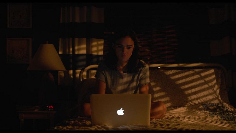 Apple MacBook Laptop of Emma Pasarow as Auden in Along for the Ride (1)
