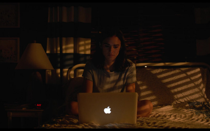 Apple MacBook Laptop of Emma Pasarow as Auden in Along for the Ride (1)