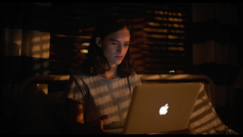 Apple MacBook Laptop of Emma Pasarow as Auden in Along for the Ride (2)