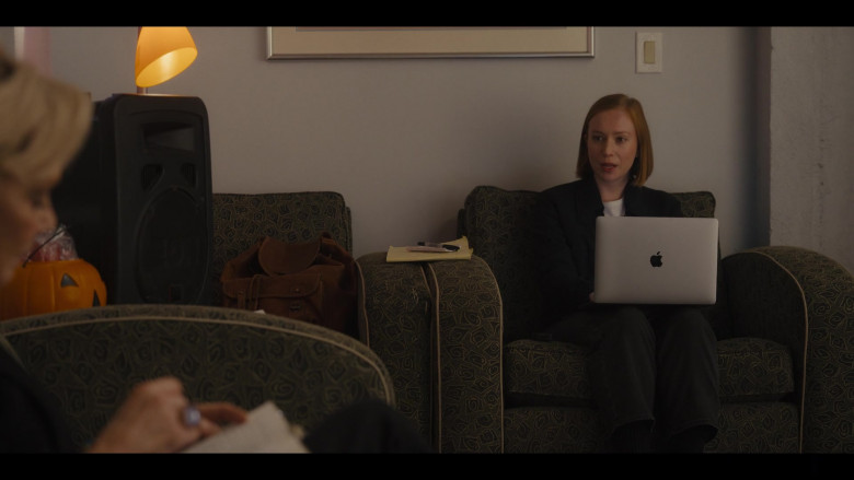 Apple MacBook Laptop of Hannah Einbinder as Ava in Hacks S02E03 Trust the Process (1)