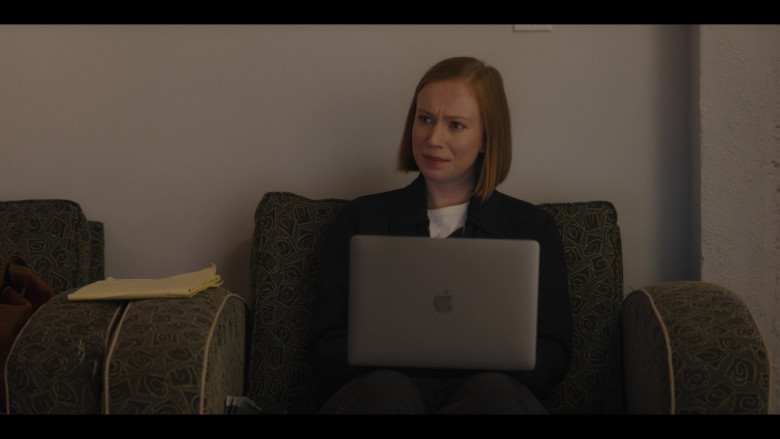 Apple MacBook Laptop of Hannah Einbinder as Ava in Hacks S02E03 Trust the Process (2)