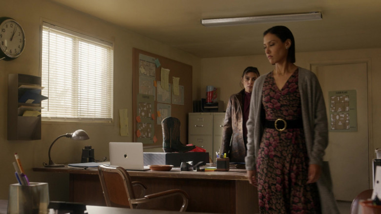 Apple MacBook Laptop of Jamie-Lynn Sigler as Tonya in Big Sky S02E16 Keys to the Kingdom (2022)